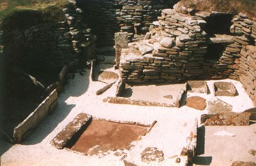 picture Cooking area, beds and fire hearth inside Prehistoric Skara Brae